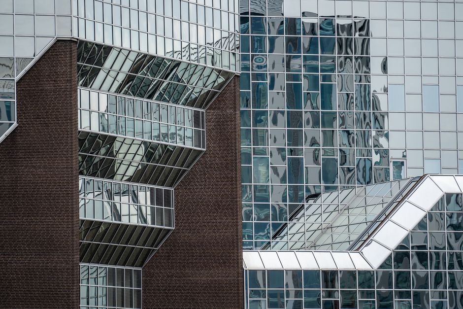 Arquitectura moderna con fachadas de vidrio y patrones geométricos
