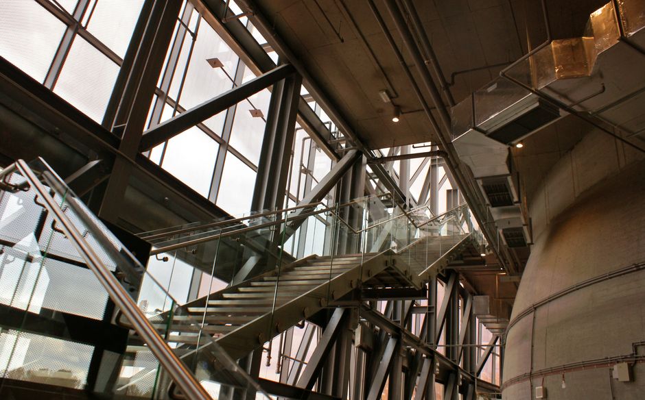 Escalera industrial moderna con barandillas de vidrio