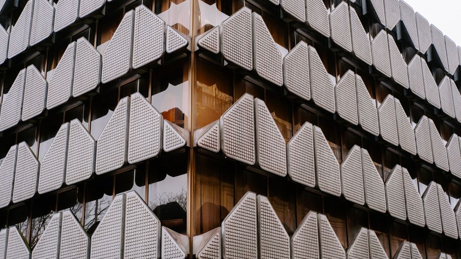 Fachada geométrica intrincada de un edificio moderno en París