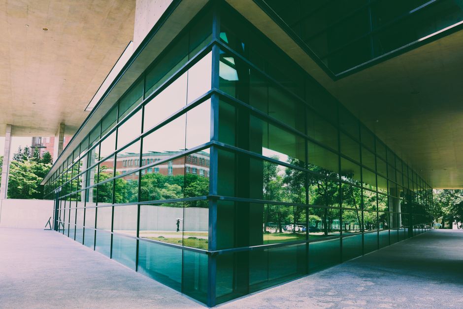 Edificio moderno con fachada de vidrio reflectante
