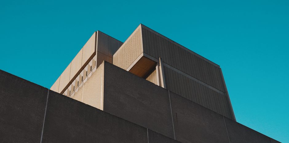 Estructura de concreto moderna contra un cielo azul vibrante