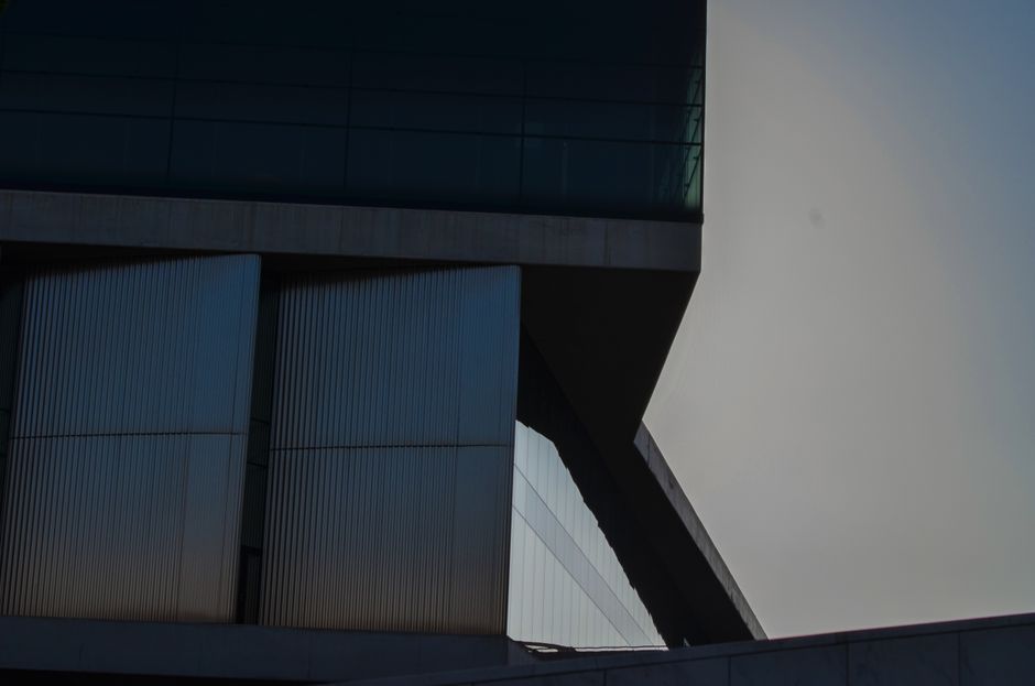 Edificio contemporáneo con cristal y ángulos al atardecer