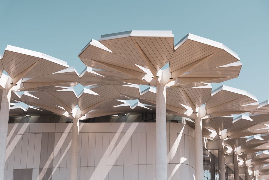 Arquitectura contemporánea con estructuras de techo geométricas