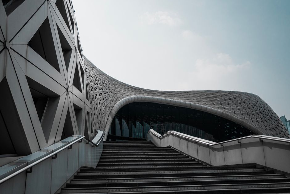 Arquitectura moderna con patrones geométricos