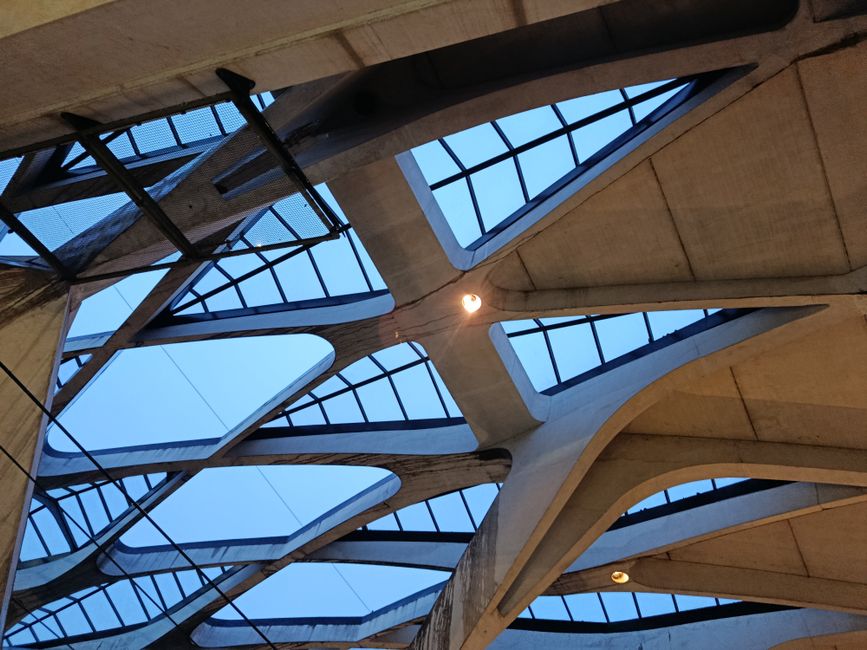 Diseño de techo moderno con vigas de concreto y tragaluces
