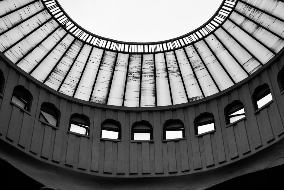 Estructura arquitectónica de cúpula con ventanas, simbolizando construcción de calidad